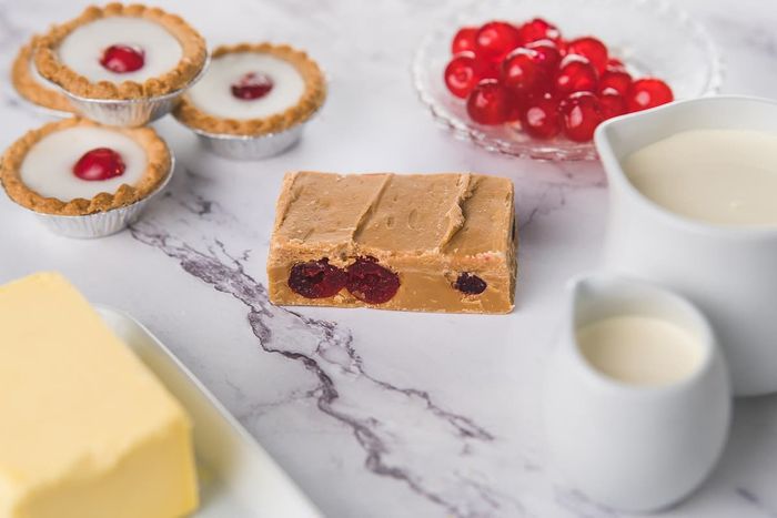 Cherry Bakewell Fudge 100g Bar