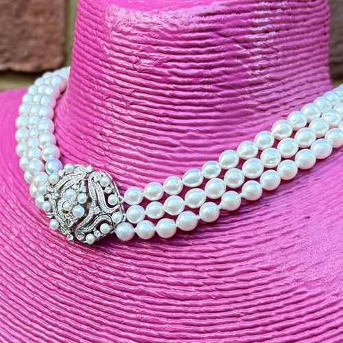 White pearl necklace
