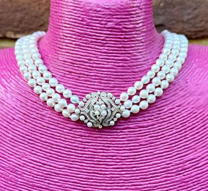 White pearl necklace