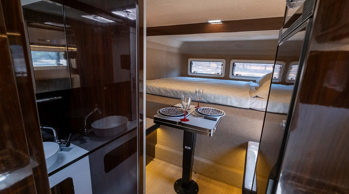 Camper that mounts on a pick up truck