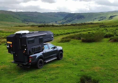 Camper that mounts on a pick up truck