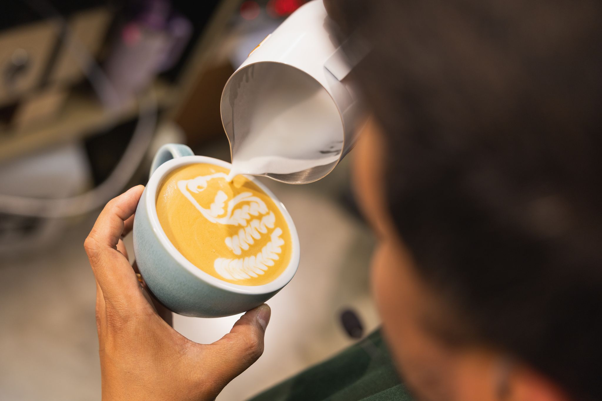 Latte art pour